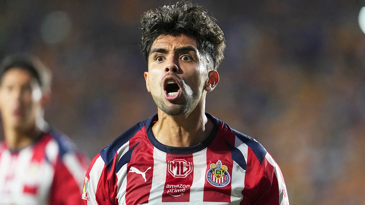 Ricardo Marín, autor del gol de Chivas, en la polémica.