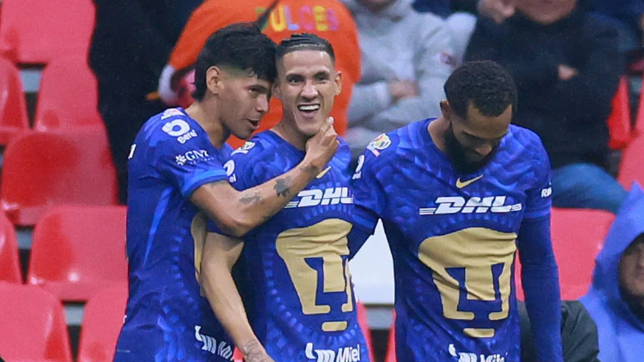 Robert Morales, Uriel Antuna y Juninho festejan, tras el gol a América.