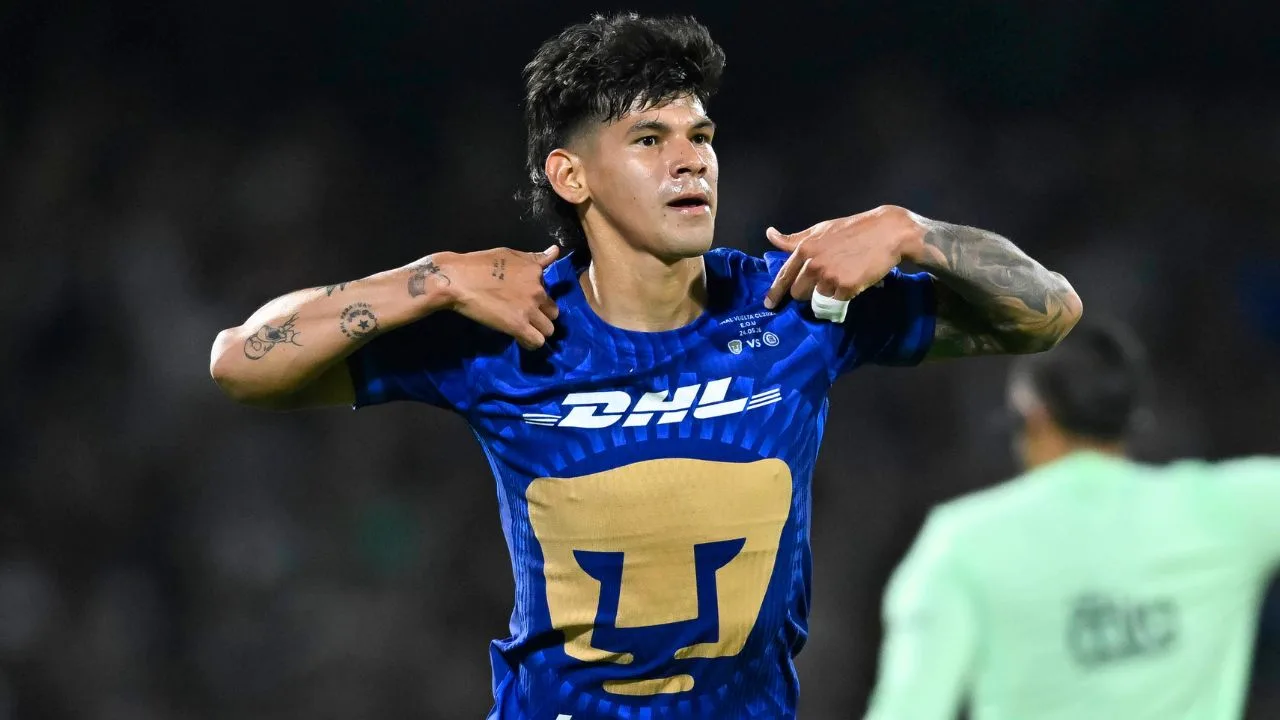 Pumas vs Cruz Azul:  Robert Morales aprovecha doble error y abre el marcador en la Final con golazo.