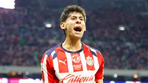 Santiago Sandoval recibe poderosa advertencia de una ex figura de Chivas sobre su futuro