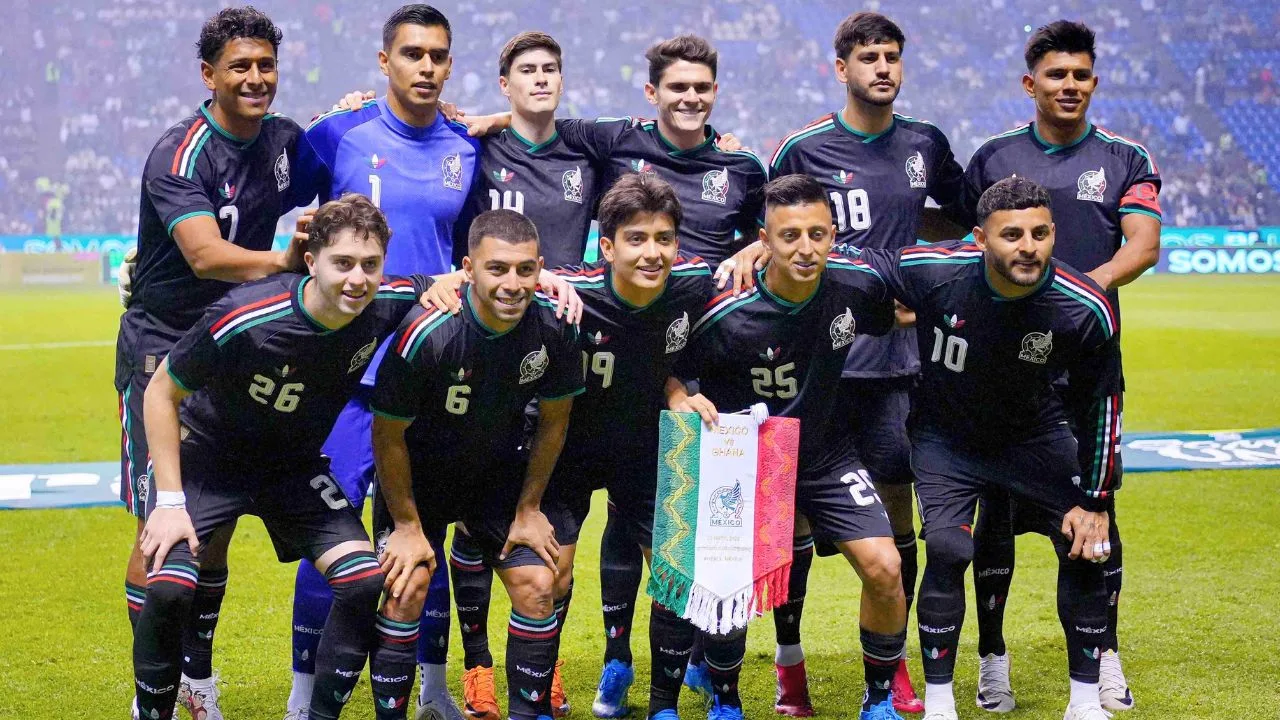 México estrena elegante jersey negro y rinde homenaje a artesanas mexicanas.
