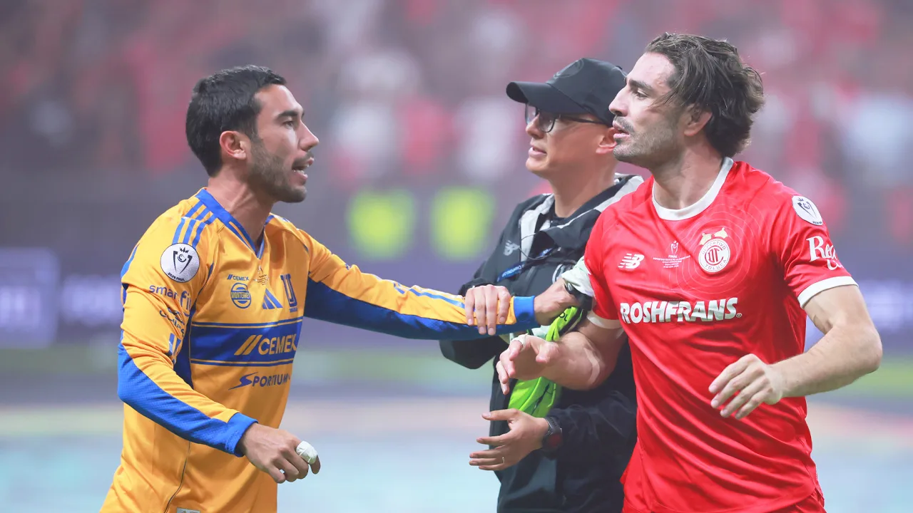 Pollo Briseño se encaró con jugadores de Tigres y salió lastimado.