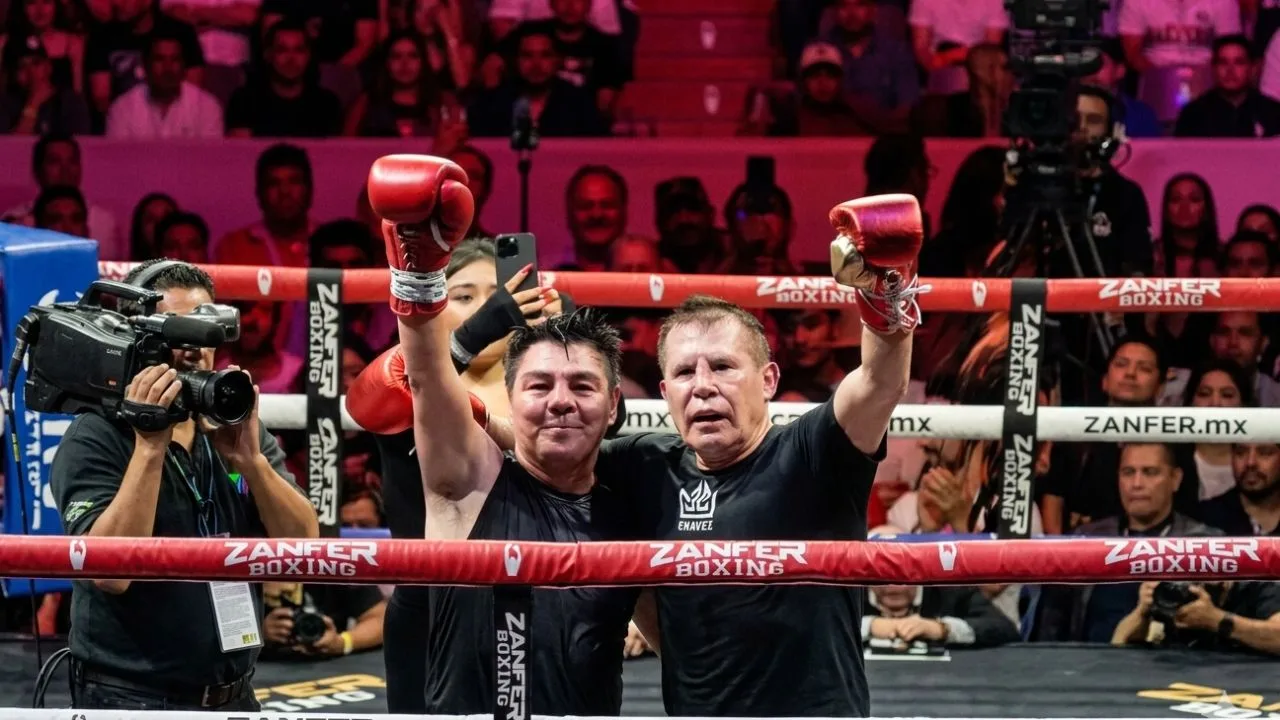 El Travieso Arce y Julio César Chávez dieron un combate de exhibición épico esta noche. 