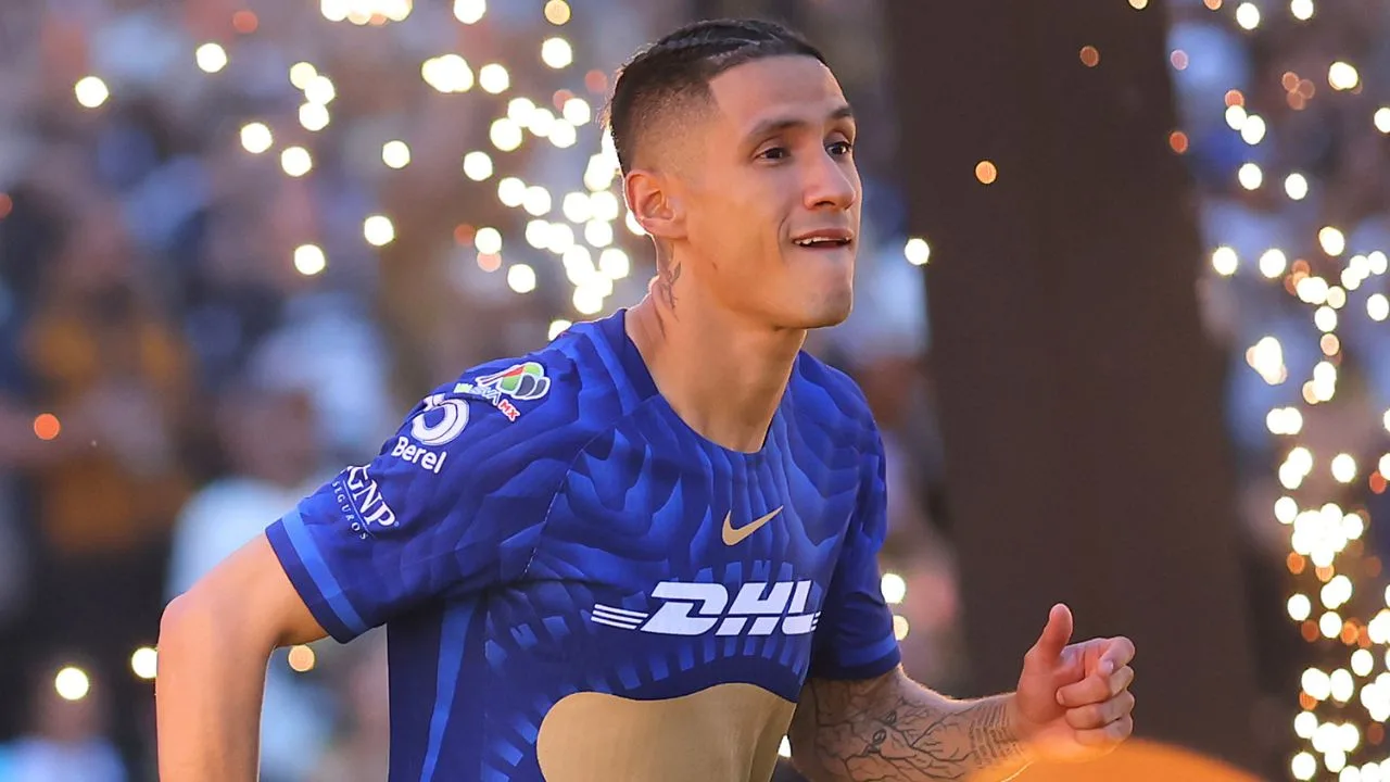 Uriel Antuna repite cábala callejera tras meter a Pumas a la Final del Clausura 2026.