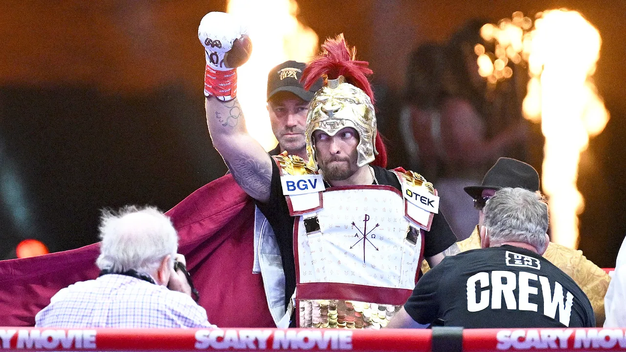 Oleksandr Usyk vs Rico Verhoeven: la tremenda presentación del ucraniano como un emperador en las pirámides de Giza Oleksandr Usyk y su increíble presentación ante Rico Verhoeven en Guiza.