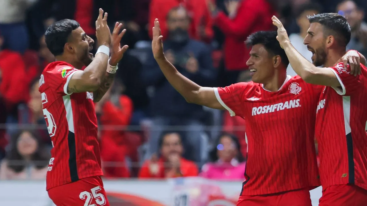 Alexis Vega, Jesús Gallardo y Paulinho, jugadores del Toluca. 