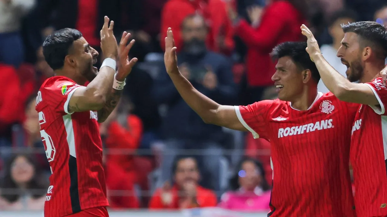 Alexis Vega, Jesús Gallardo y Paulinho, jugadores del Toluca.