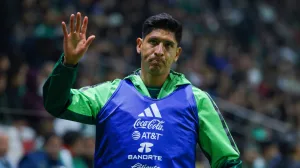 Lujo total: Esto cuesta el ostentoso auto con el que Edson Álvarez llegó al CAR antes del Mundial 2026