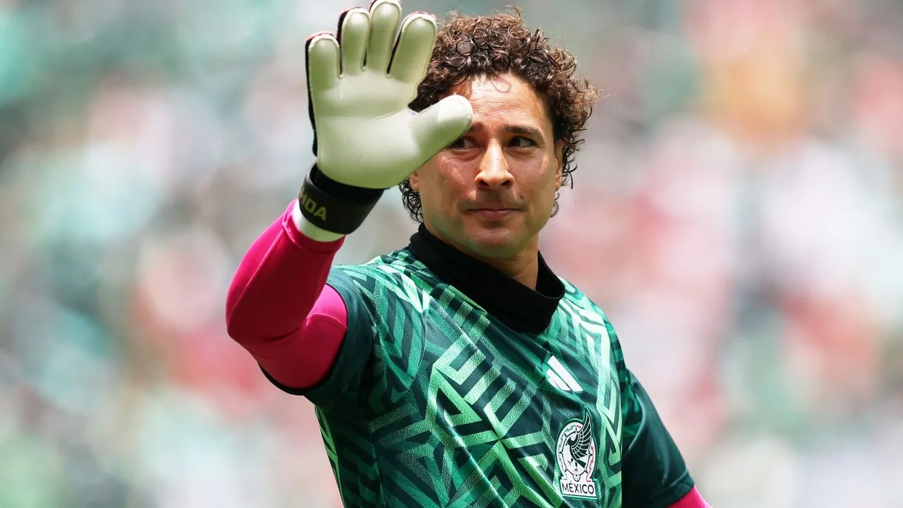 Memo Ochoa es ovacionado a su llegada a guadalajara