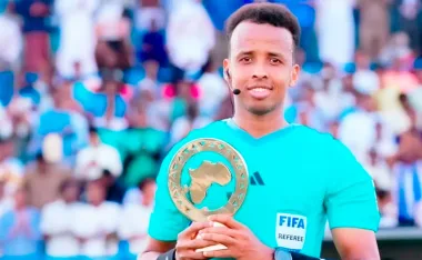 Omar Abdulkadir Artan, elegido mejor árbitro de África en 2025.