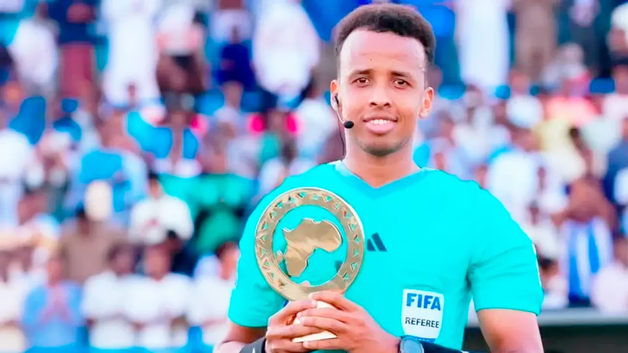 Omar Abdulkadir Artan, elegido mejor árbitro de África en 2025.