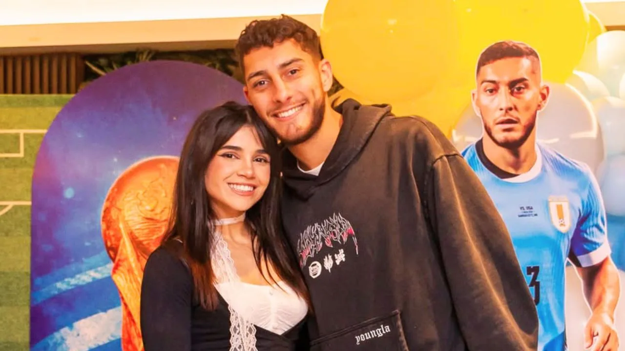 Alana Flores protagoniza incidente en el Uruguay vs España tras ir a apoyar a Sebastián Cáceres.