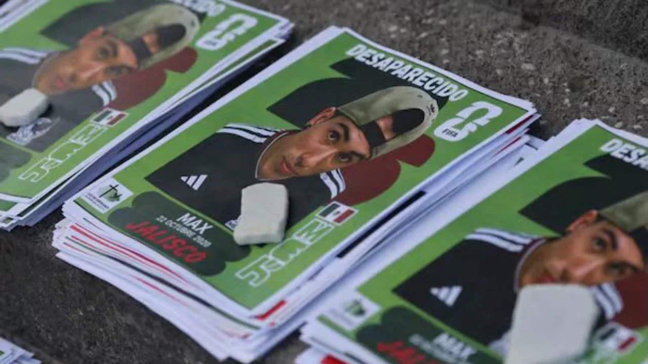 Familiares de personas desaparecidas repartieron estampas cerca de los FIFA Fan Fest. 
