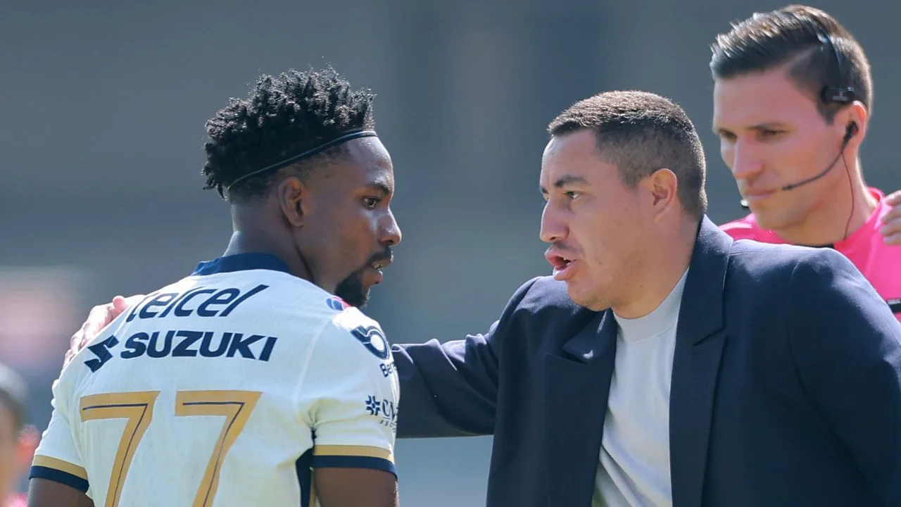 Álvaro Angulo y Efraín Juárez, en un partido de Pumas del Clausura 2026. 