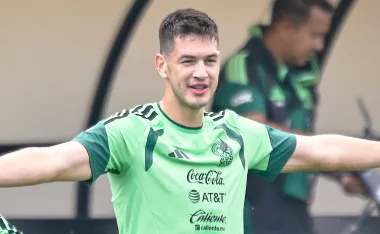 César Montes recibe reclamo por error en la práctica.