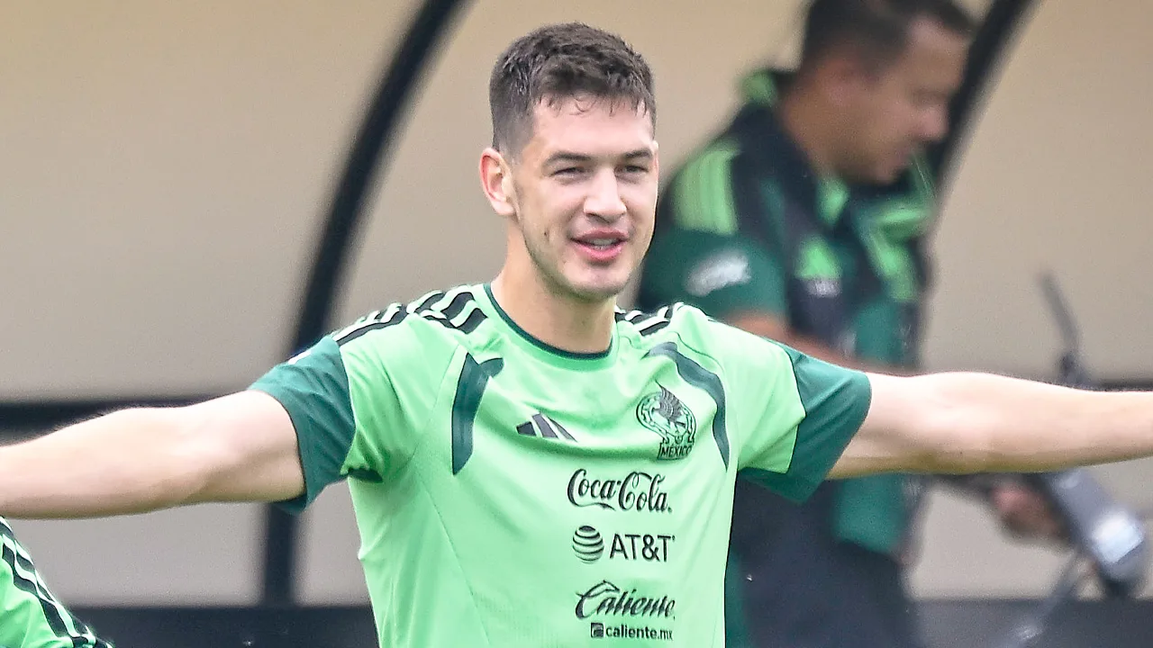 César Montes recibe reclamo por error en la práctica.