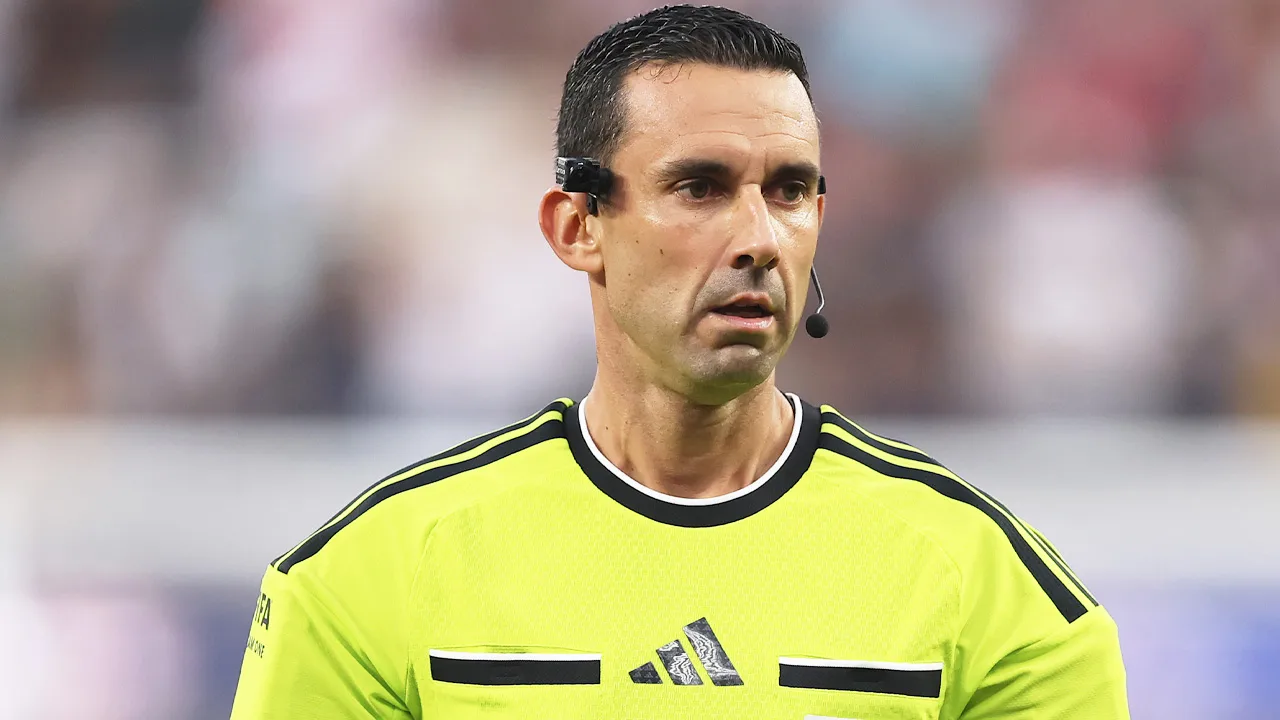 En una histórica participación en esta Copa del Mundo, el silbante César Ramos estableció un nuevo récord.