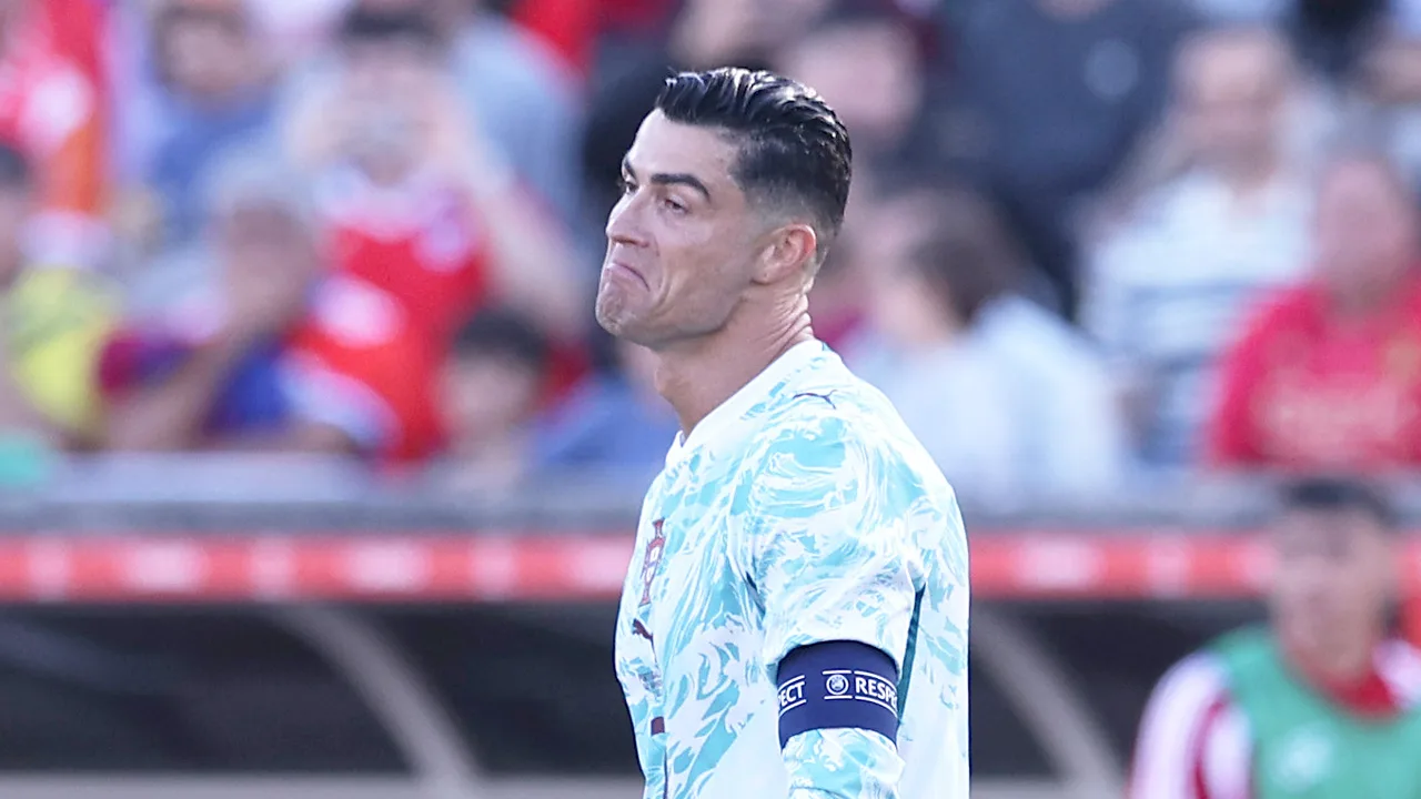 Cristiano Ronaldo se burla en práctica de Portugal.