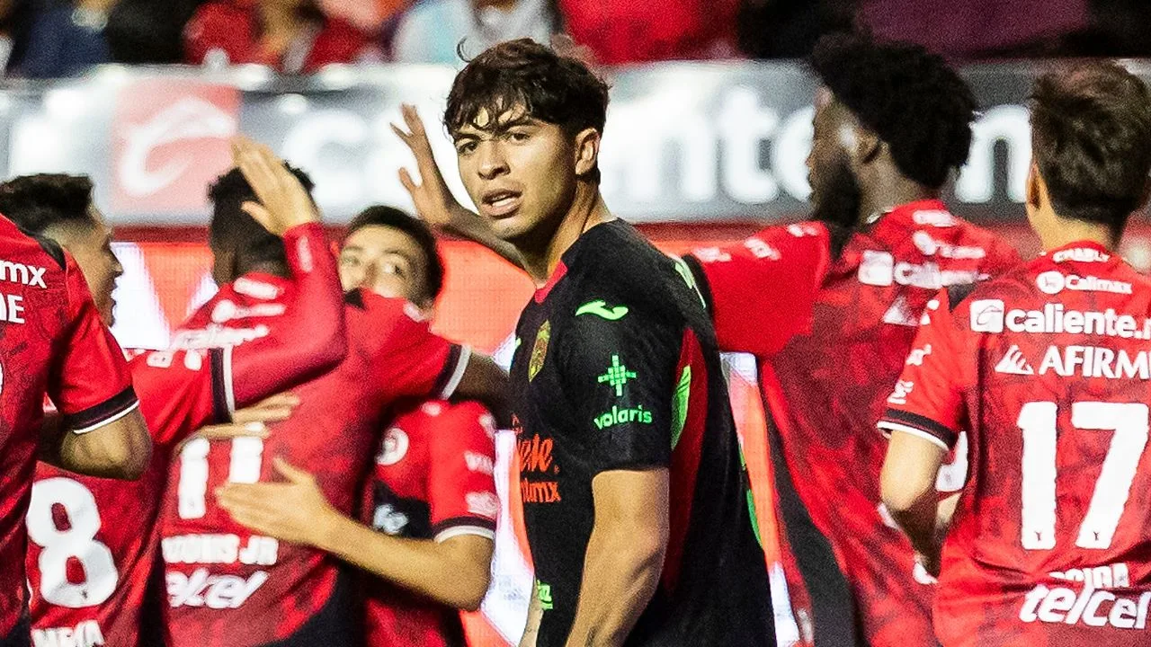 Denzell García, mediocampista de los Bravos de Juárez. 