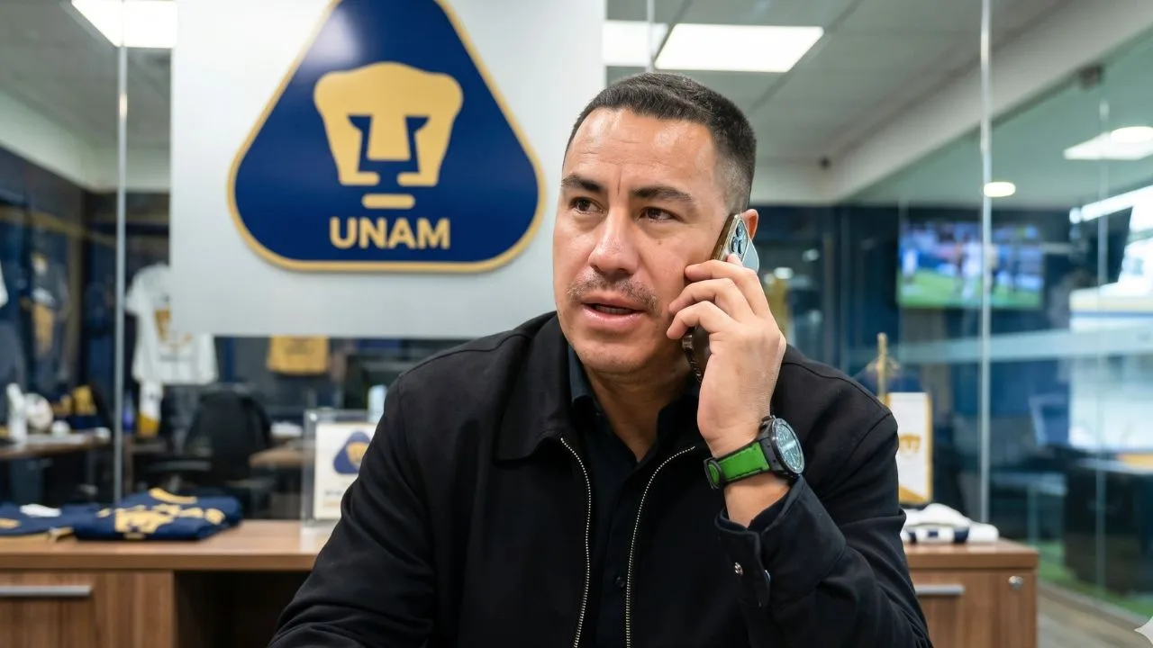 Efraín Juárez habría renunciado a Pumas por teléfono y la directiva busca asesoría legal.