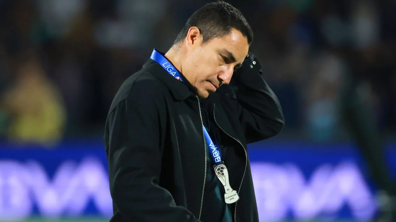 Pumas hace oficial la salida de Efraín Juárez.