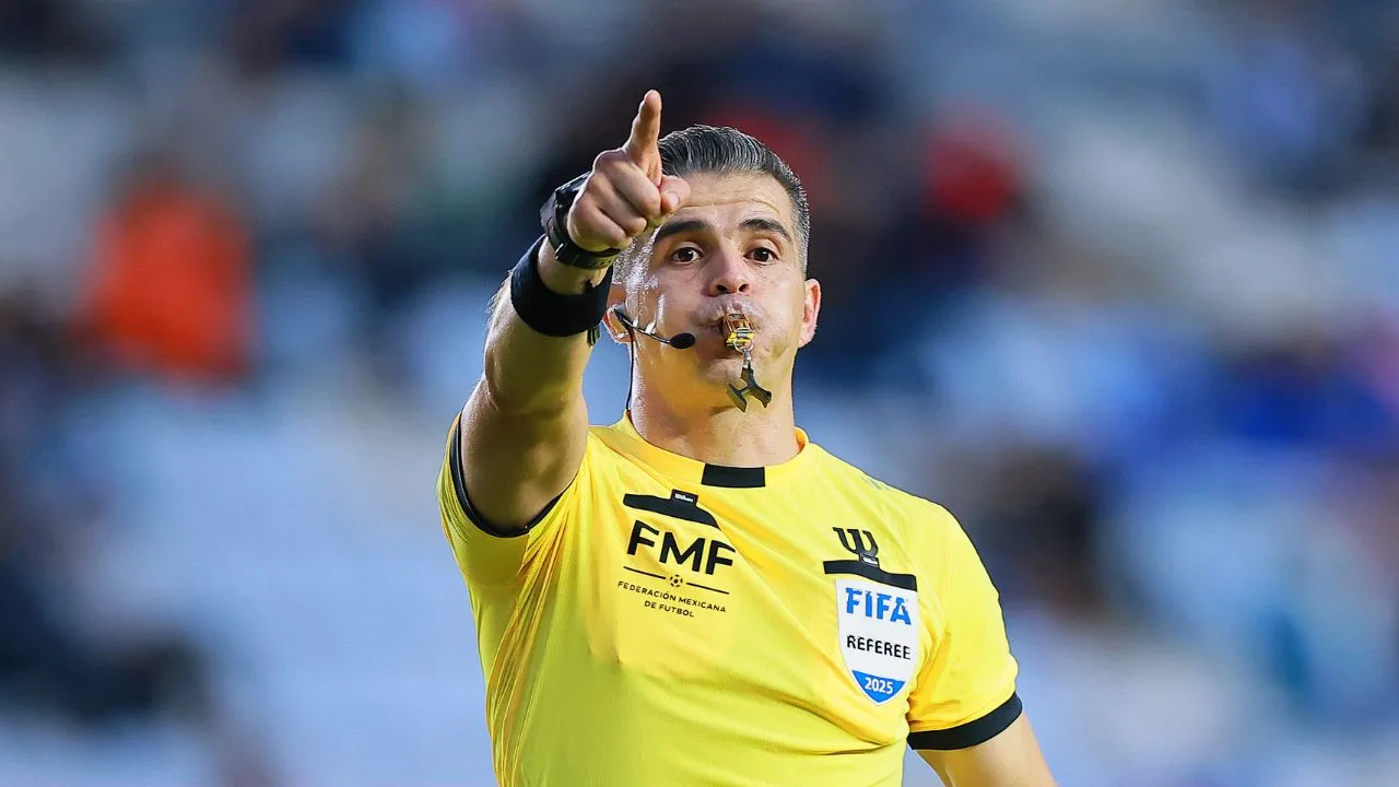 Fernando Hernández, árbitro mexicano de la Liga MX. 