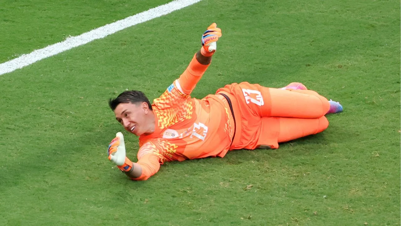 Terrible error de Muslera deja al borde la eliminación a Uruguay.