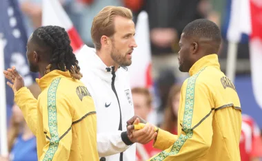 En la previa de un partidazo, hubo tensión entre los futbolistas. ¿Qué pasó en el saludo de Inglaterra vs Ghana?