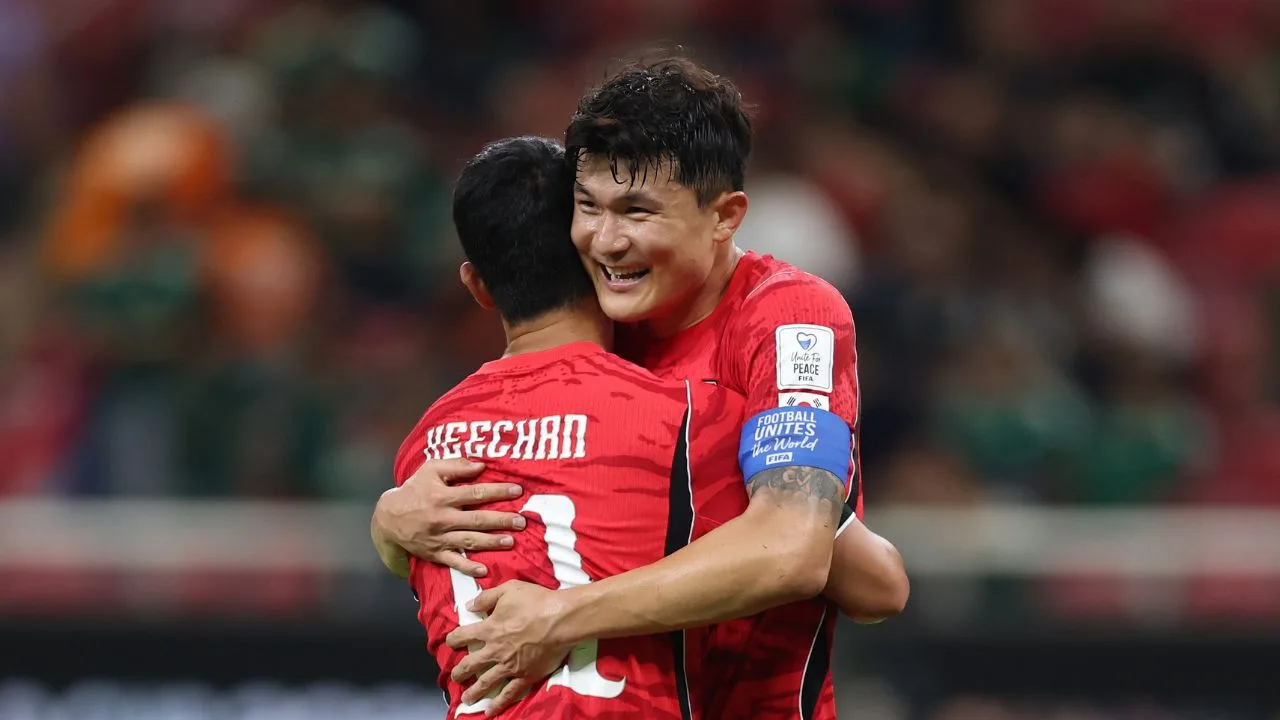 Min-Jae Kim y Hee-Chan Hwang celebran tras el gol ante Chequia. 