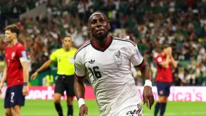 La abuelita de Julián Quiñones y la tiendita que llevó al jugador al Mundial 2026 con México
