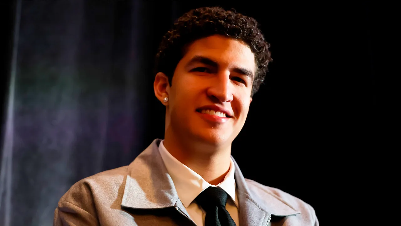 Karim López se convierte en el primer mexicano en la NBA: qué lugar ocupó del draft y dónde jugará En una noche histórica para el básquetbol nacional, el joven Karim López fue elegido en el draft de la NBA.