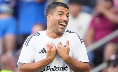 El delantero uruguayo vivió como un aficionado más el empate de Uruguay con Cabo Verde, pero un detalle encendió las redes.