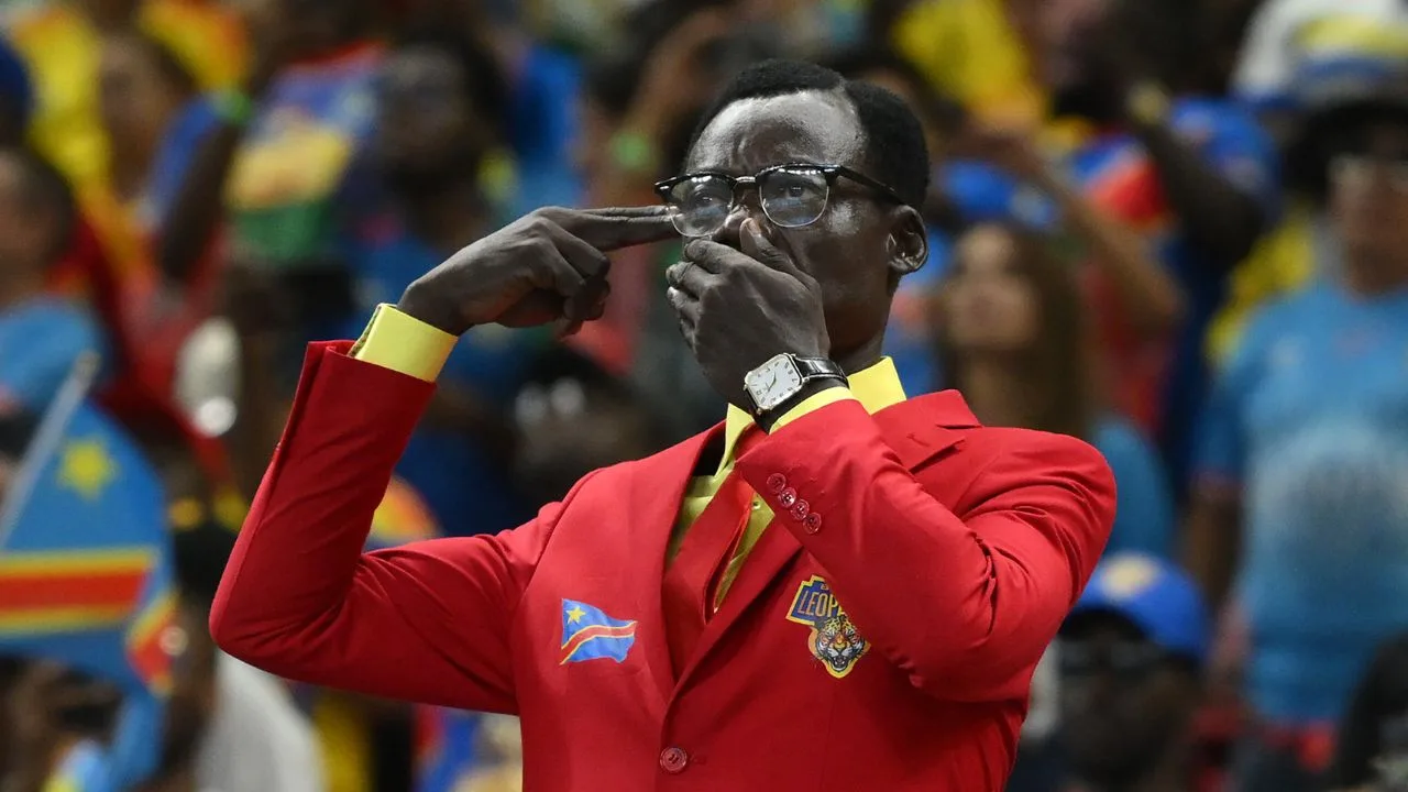 Michel Kuka Mboladinga se caracteriza como Patrice Lumumba para apoyar a la República Democrática del Congo. 