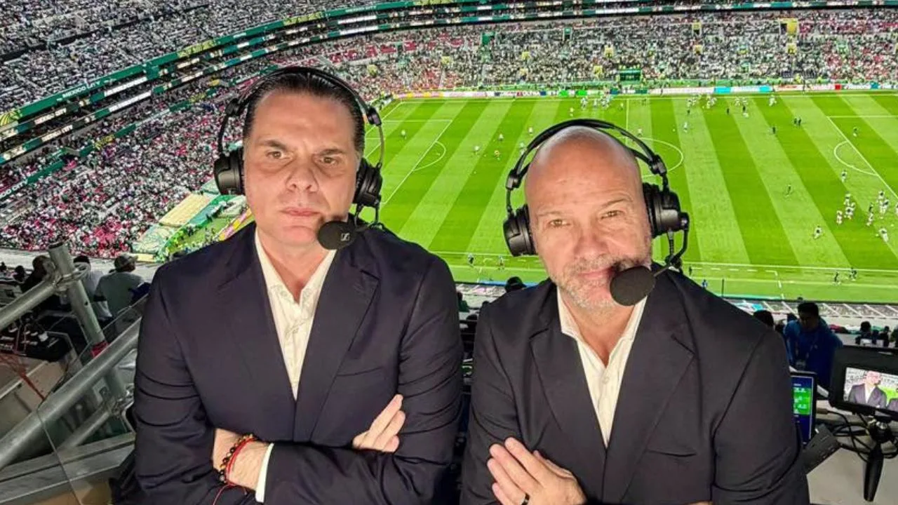 Christian Martinoli y Luis García, narradores de TV Azteca. 