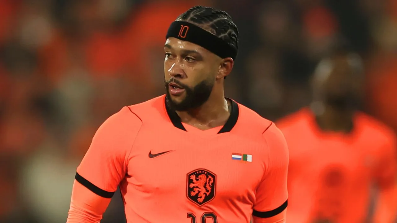 Por qué no juega Memphis Depay de titular.
