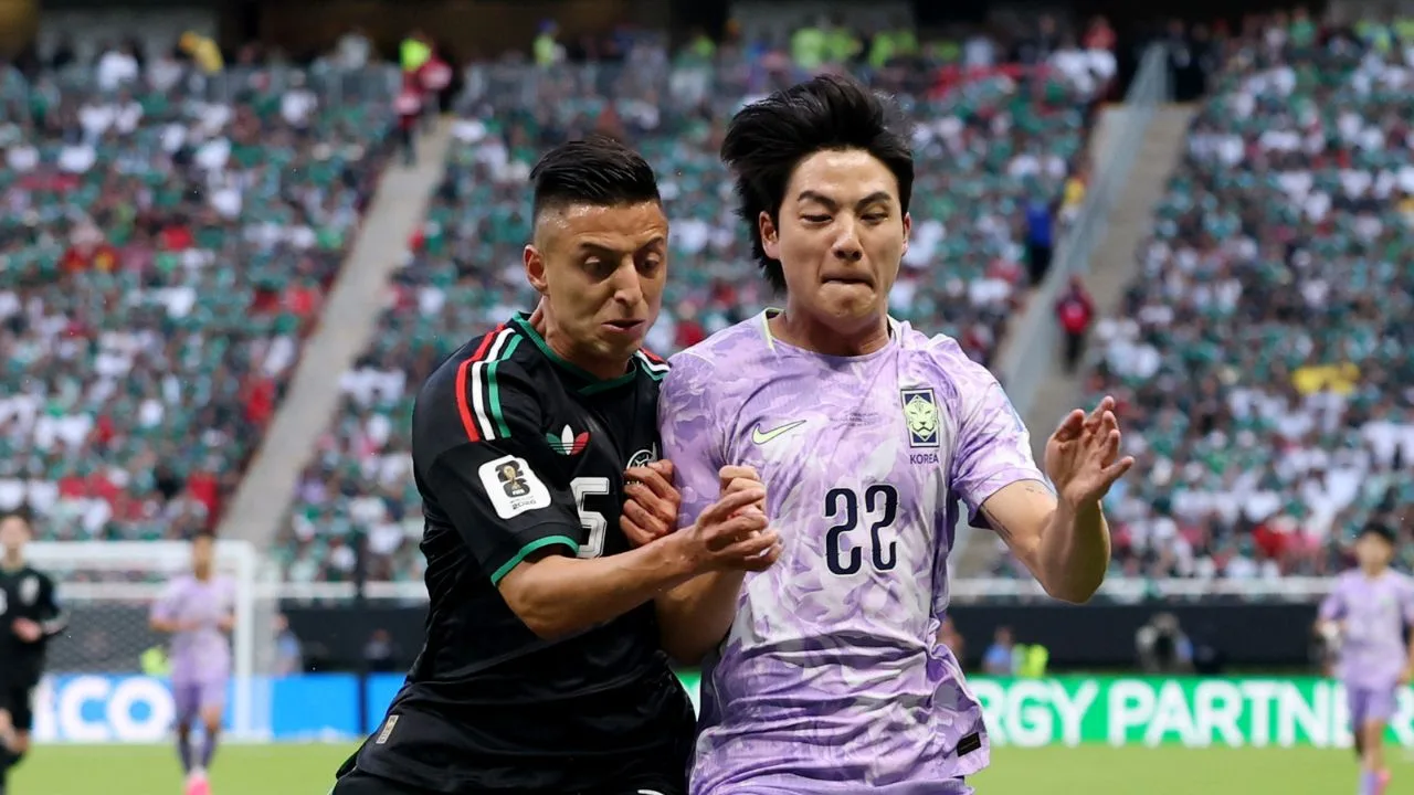 El Piojo Alvarado y Young Woo-Seol disputan un balón en el duelo de México vs Corea del Sur. 