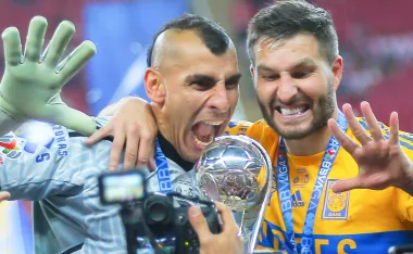 Nahuel Guzmán y André-Pierre Gignac figuras de Tigres.