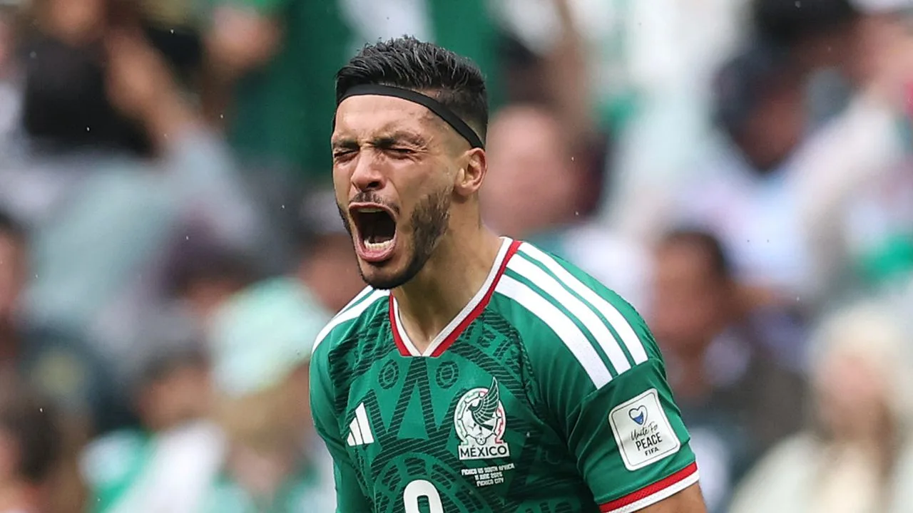 Raúl Jiménez, jugador mexicano que anotó ante Sudáfrica.