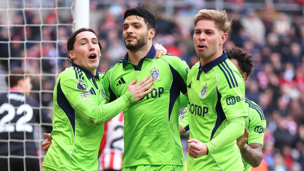 A 5 días del Mundial 2026, Raúl Jiménez aún no ha renovado con Fulham y tres clubes lo acechan.