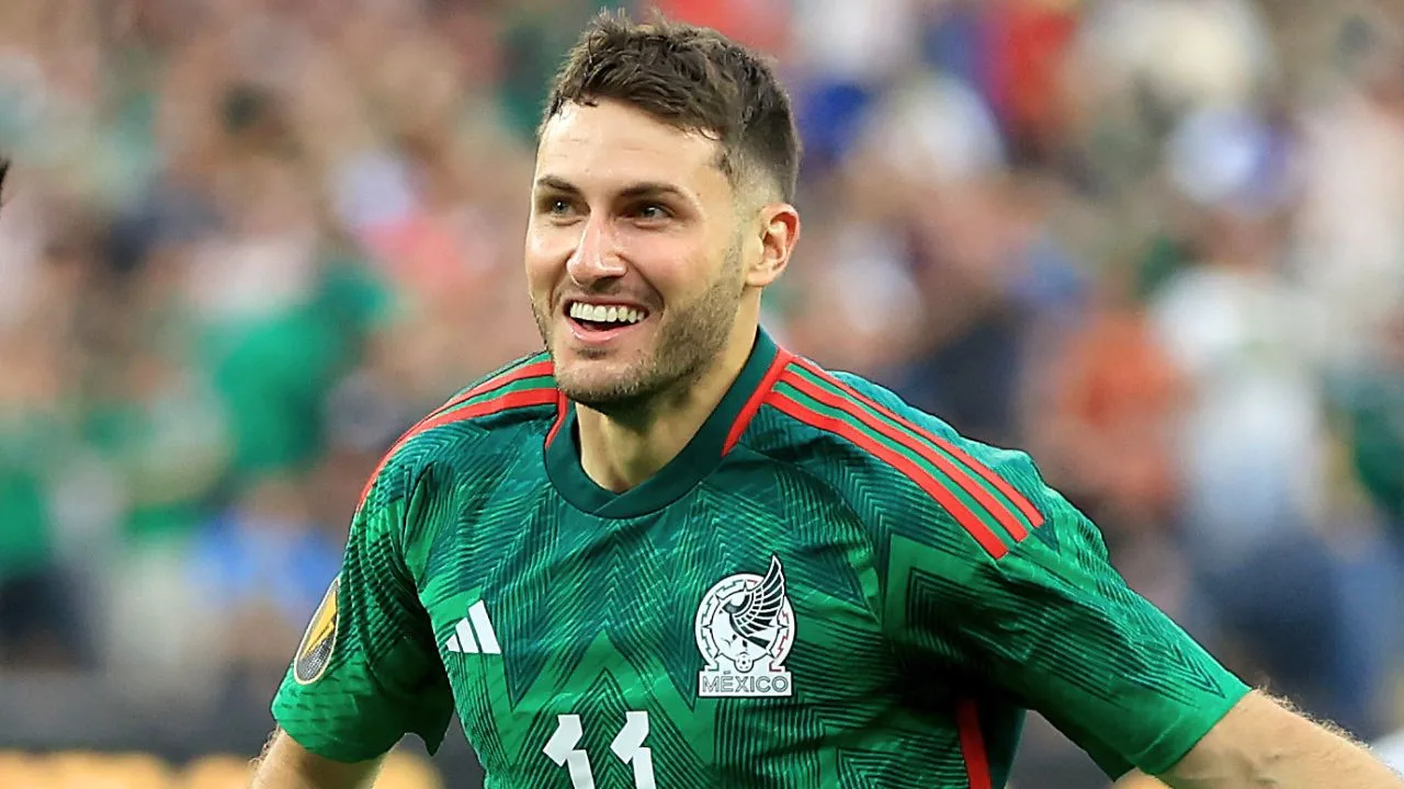 Mundial 2026: El gesto de Santiago Giménez con niño aficionado que uso suéter navideño para apoyar a México El gran gesto de Santiago Gimenez con niño aficionado.