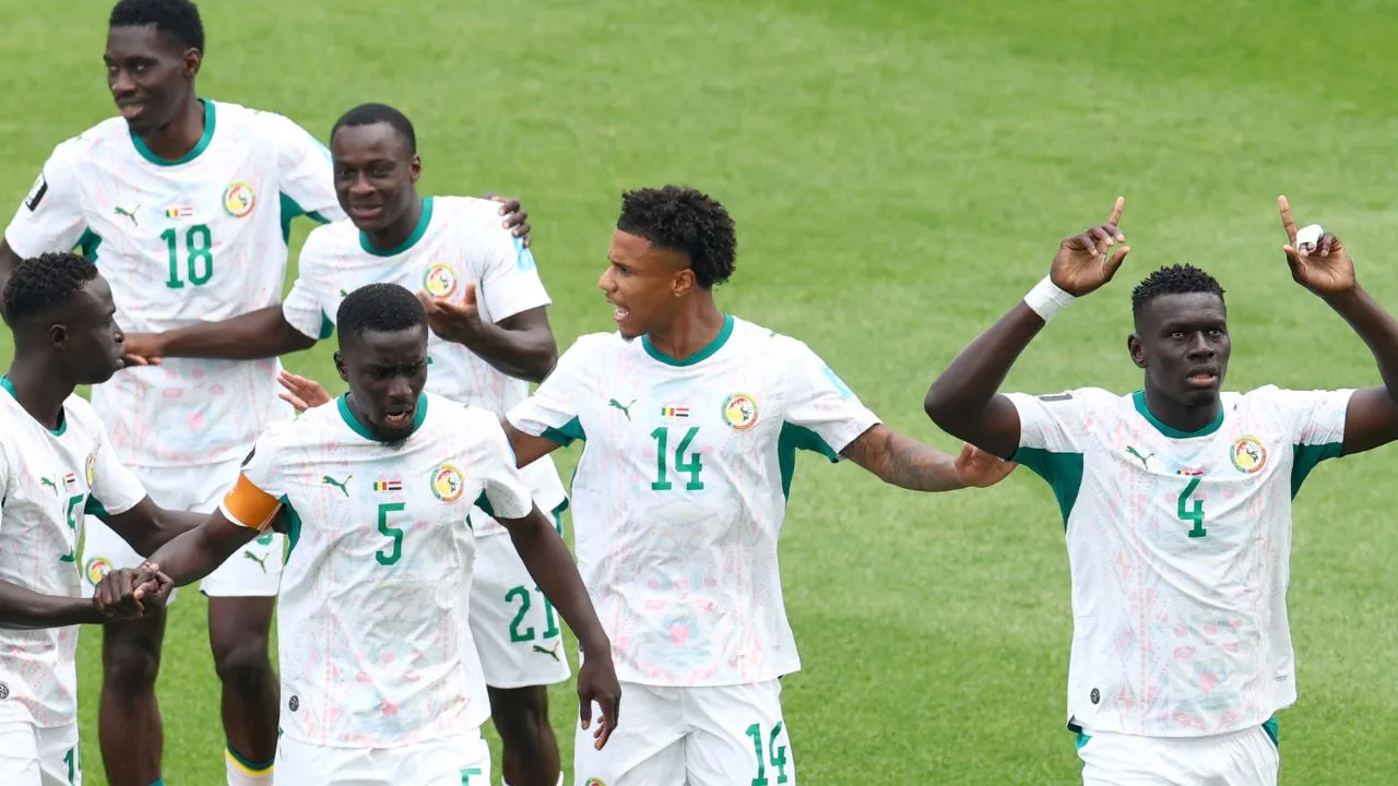 Habib Diarra celebra con el equipo de Senegal su anotación en el Mundial 2026. 