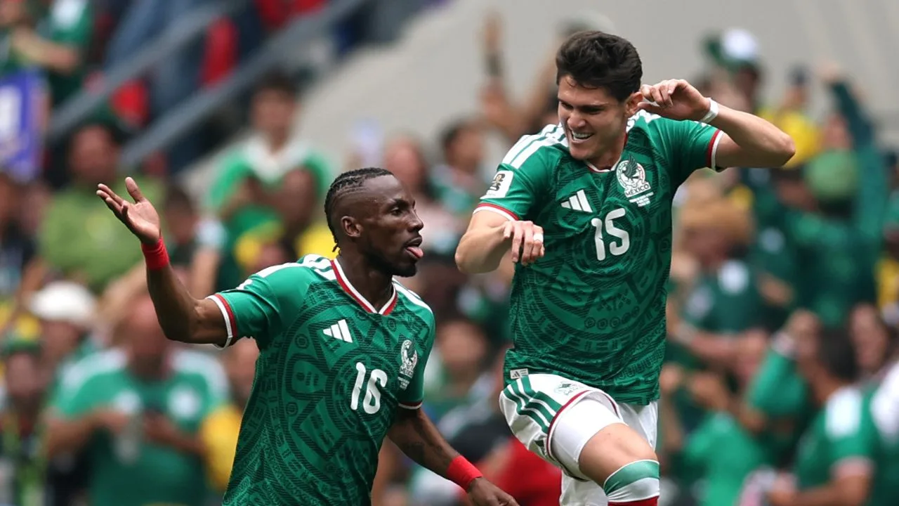 Julián Quiñones e Israel Reyes, celebrando tras el gol del primero ante Sudáfrica en la inauguración del Mundial 2026. 