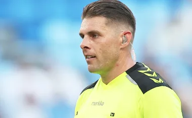 El árbitro australiano rompió el silencio y aclaró lo qué intentó hacer con su gesto. Desde FIFA ya tomaron una decisión.