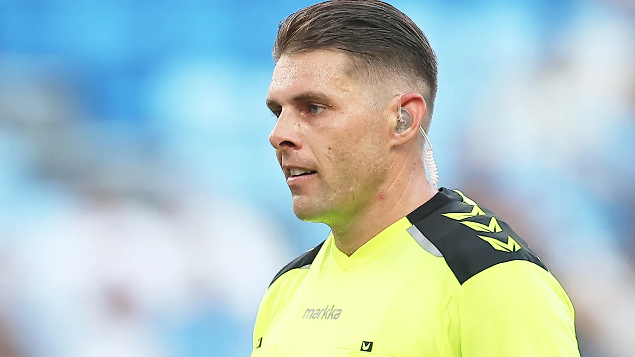 El árbitro australiano rompió el silencio y aclaró lo qué intentó hacer con su gesto. Desde FIFA ya tomaron una decisión.