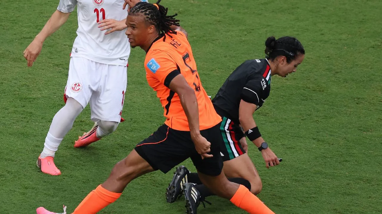 Katia Itzel García debutó como árbitra central en un Mundial.