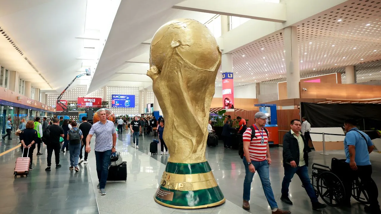 Réplica del trofeo del Mundial de la FIFA ubicada en el Aeropuerto Benito Juárez de la CDMX.
