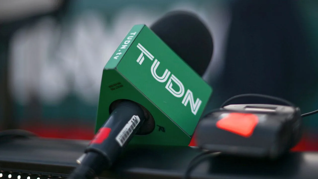Tras burlarse de Martinoli y TV Azteca, exhiben a TUDN narrando el Mundial 2026 desde las 