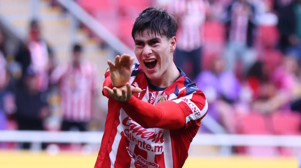 Armando 'Hormiga' González, joven delantero de Chivas, durante un partido de la Liga MX