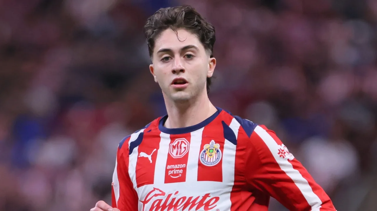 Brian Gutiérrez, mediocampista de las Chivas, conduciendo el balón en un partido oficial