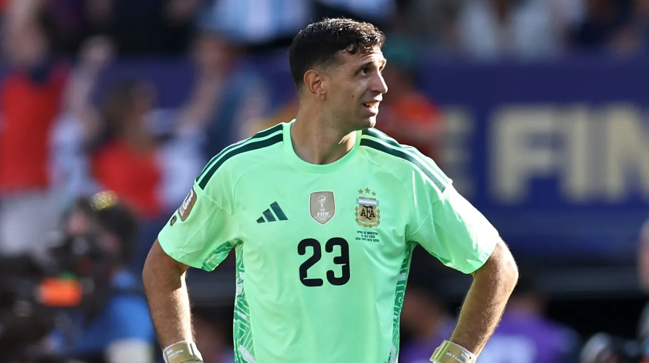 Emiliano 'Dibu' Martínez, portero de la Selección Argentina, lamentando la derrota en el Mundial 2026.